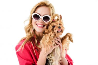 Pembe sevimli Yorkie beyaz izole tutan çekici genç kadın giyinmiş