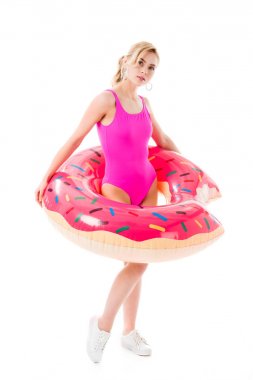 Çekici genç kadın üzerinde beyaz izole halka yüzmek halka tutarak pembe mayo giymiş