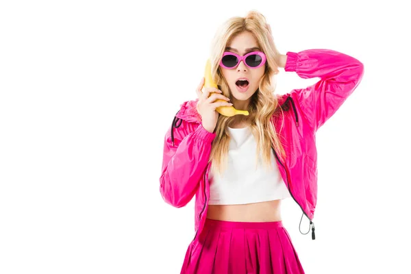Jovem Menina Surpreso Vestindo Rosa Usando Banana Como Telefone Isolado — Fotografia de Stock