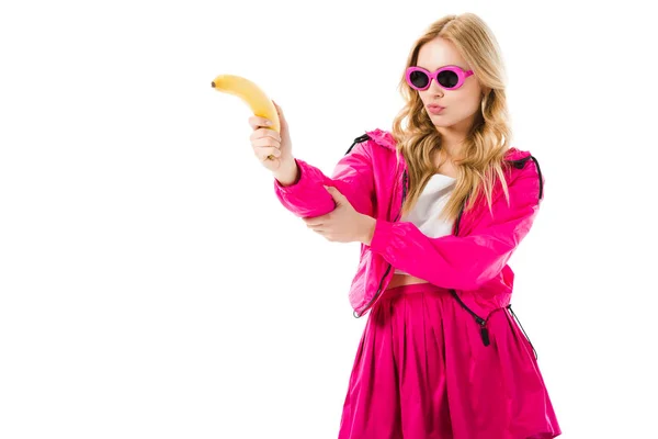 Jovem Atraente Vestida Rosa Segurando Banana Como Arma Isolada Branco — Fotografia de Stock Grátis