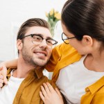 Крупним планом знімок молодої щасливої пари, що качається вдома