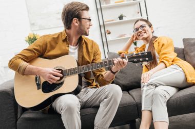 mutlu genç adam mutlu kız için gitar çalmak