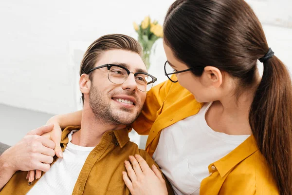 Close Shot Young Happy Couple Cuddling Home — Free Stock Photo
