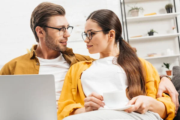 Coppia Con Caffè Laptop Seduti Sul Divano Insieme Casa — Foto Stock