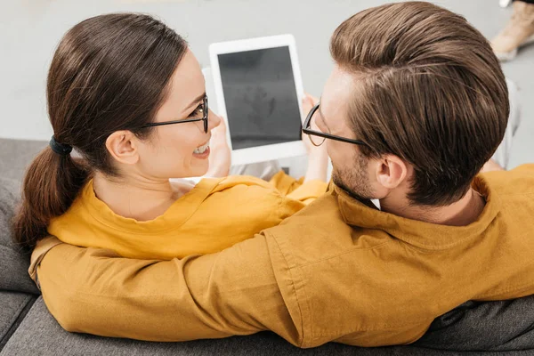 Achteraanzicht Van Gelukkige Paar Samen Met Behulp Van Tablet — Stockfoto