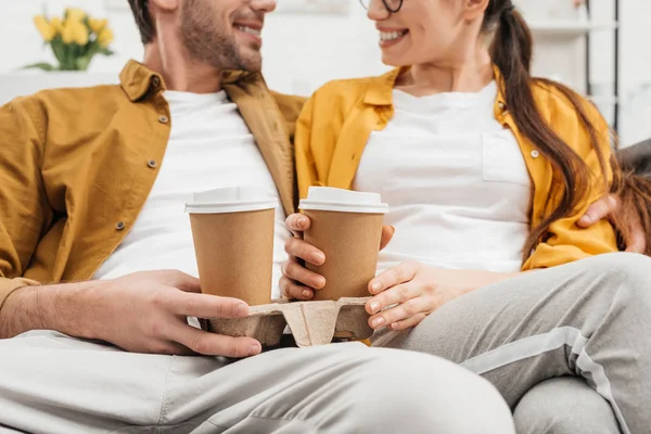 Recortado Disparo Pareja Beber Café Tazas Papel Sofá — Foto de stock gratis