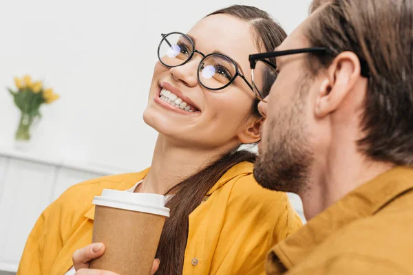 Närbild Par Chatta Och Dricka Kaffe — Stockfoto