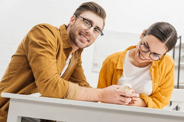 Young Happy Couple Little Chick Table Home — Free Stock Photo