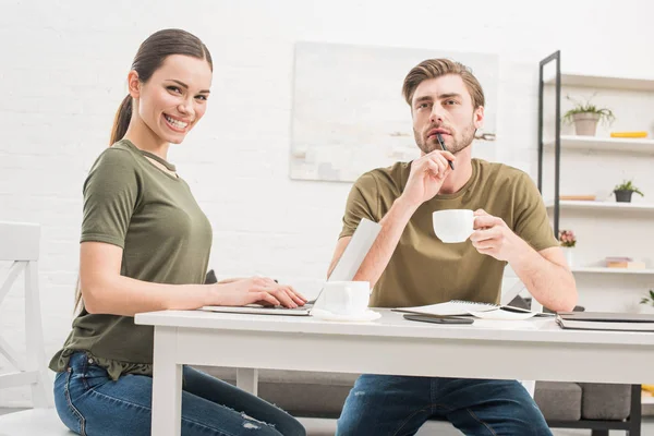 Junges Paar Arbeitet Hause Zusammen — kostenloses Stockfoto