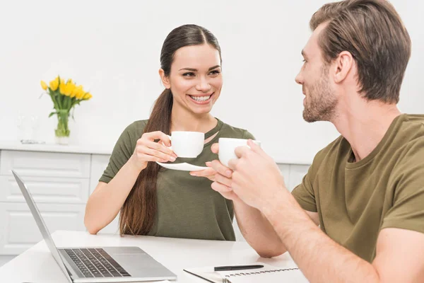 Glückliches Paar Trinkt Kaffee Und Arbeitet Hause Zusammen — Stockfoto