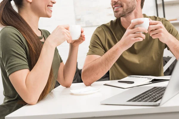 Kahve Içme Dizüstü Bilgisayar Ile Birlikte Çalışma Evde Mutlu Çift — Stok fotoğraf