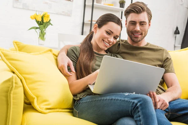 Jovem Casal Feliz Usando Laptop Juntos Casa — Fotografia de Stock