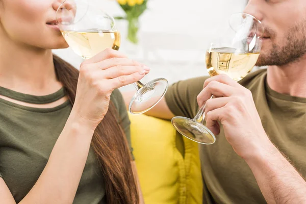 Corte Tiro Casal Beber Vinho Juntos Sofá Casa — Fotografia de Stock