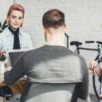 Orientation sélective des jeunes créateurs travaillant sur de nouvelles idées au bureau