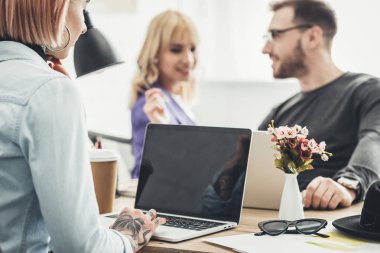 seçici odak ofis yeni fikir üzerinde çalışan genç yaratıcı işçilerin