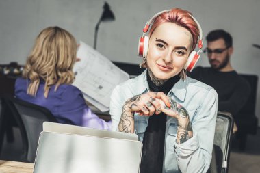 ofiste işyerinde Kulaklığımda dövmeli işkadını seçici odak