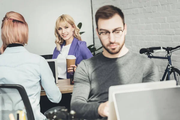 Enfoque Selectivo Del Grupo Trabajadores Creativos Que Trabajan Cargo — Foto de Stock