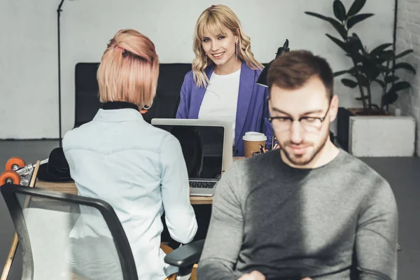 Enfoque Selectivo Del Grupo Trabajadores Creativos Que Trabajan Cargo — Foto de Stock