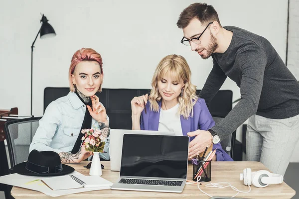 Retrato Del Grupo Trabajadores Creativos Discutiendo Nueva Idea Lugar Trabajo — Foto de stock gratuita