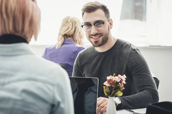 Selektiver Fokus Eines Lächelnden Geschäftsmannes Mit Brille Arbeitsplatz Büro — Stockfoto