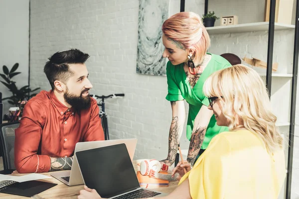 Grupo Jóvenes Trabajadores Creativos Discutiendo Nuevo Proyecto Juntos Oficina —  Fotos de Stock