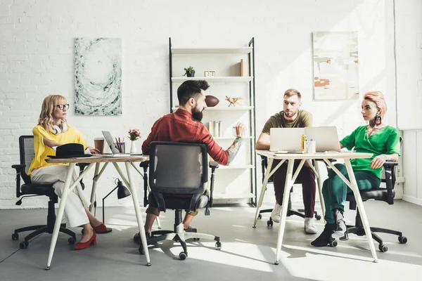 Grupo Jóvenes Trabajadores Creativos Que Trabajan Proyecto Oficina —  Fotos de Stock