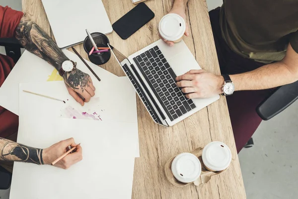 Visão Geral Designer Colega Trabalho Que Trabalham Juntos Mesa Escritório — Fotografia de Stock