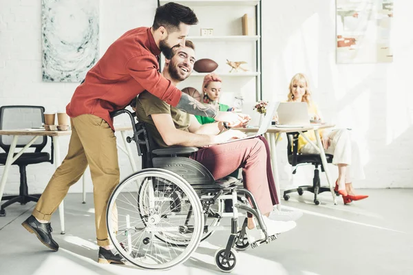 Niepełnosprawnych Biznesmen Laptopa Kolega Pobliżu Przez Przedsiębiorców Biurze — Zdjęcie stockowe