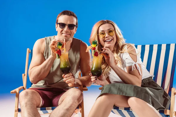 Man Woman Drinking Tropical Cocktails Resting Deck Chairs Blue Background — Stock Photo, Image