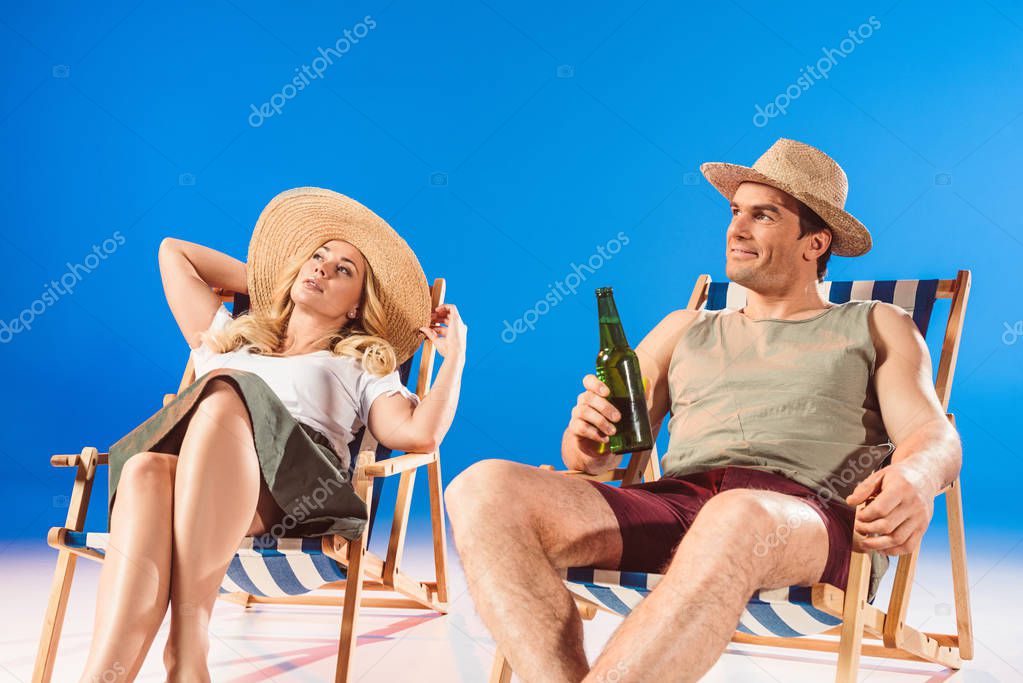 Woman Sitting Lounge Chair Man Beer Blue Background — Stock Photo