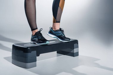 Gri arka plan üzerinde adım platformda eğitim kadın görmek
