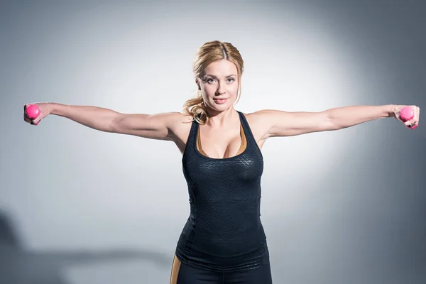 Blonde Vrouw Gewichtheffen Met Halters Grijze Achtergrond — Stockfoto