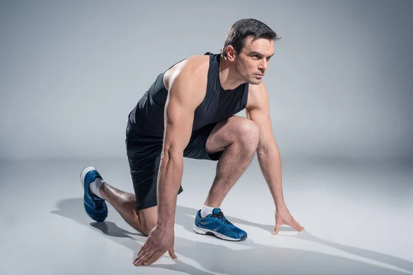 Young Athletic Man Low Position Ready Run Grey Background — Stock Photo, Image