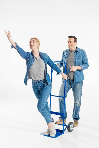 Mann Hält Einkaufswagen Mit Frau Die Isoliert Auf Weißem Grund — Stockfoto