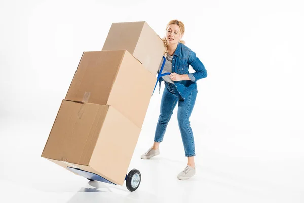 Jonge Vrouw Met Trolley Kar Geladen Met Dozen Geïsoleerd Wit — Stockfoto