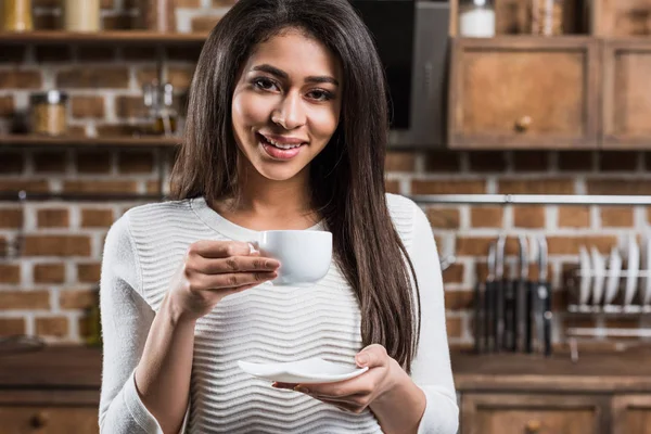 Mooi Afrikaans Amerikaans Meisje Holding Koffiekopje Glimlachend Camera Keuken — Gratis stockfoto