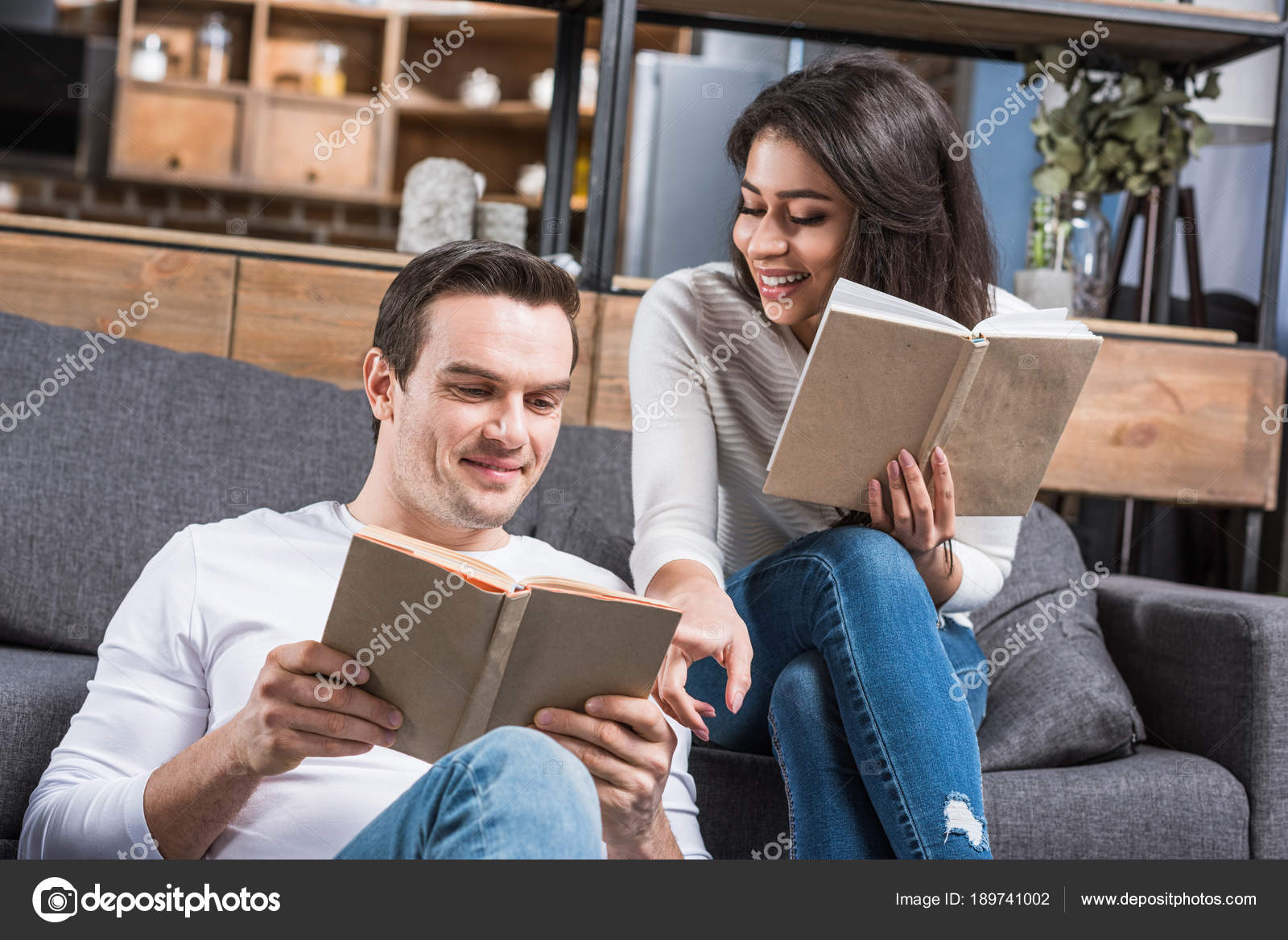 Исследование в библиотеке. Студентка с книгами. Великое приобретение быть довольным. Бизнесмен с книгой. Книги были довольны.