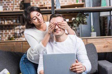 Afrikalı-Amerikalı kadın kapanış gözleri dizüstü evde kullanma beyaz erkek gülümseyen