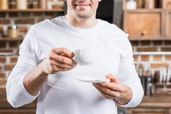 Bijgesneden Schot Van Glimlachende Man Met Wit Kopje Koffie Schotel — Gratis stockfoto