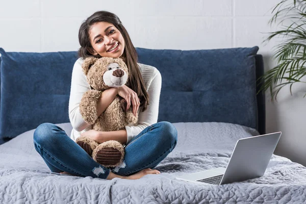 Hermosa Chica Afroamericana Feliz Abrazando Osito Peluche Sonriendo Cámara Mientras — Foto de Stock