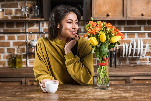 Heureuse Jeune Femme Afro Américaine Tenant Une Tasse Café Regardant — Photo