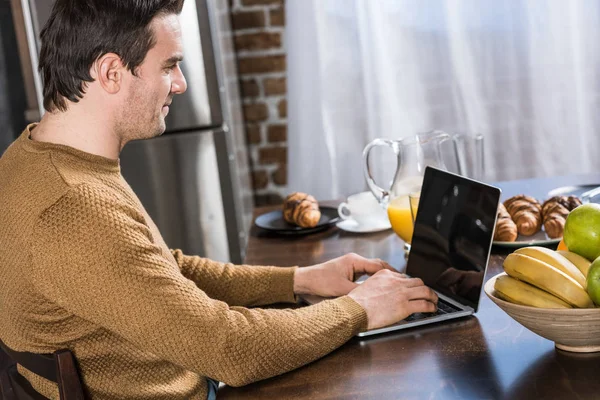 Vista Lateral Homem Sorridente Usando Laptop Com Tela Branco Durante — Fotos gratuitas