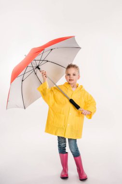 okul öncesi çocuk lastik Çizmeli sarı ile üzerine beyaz izole şemsiye, yağmurluk