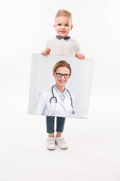 Niño Adorable Fingiendo Ser Médico Aislado Blanco — Foto de stock gratuita