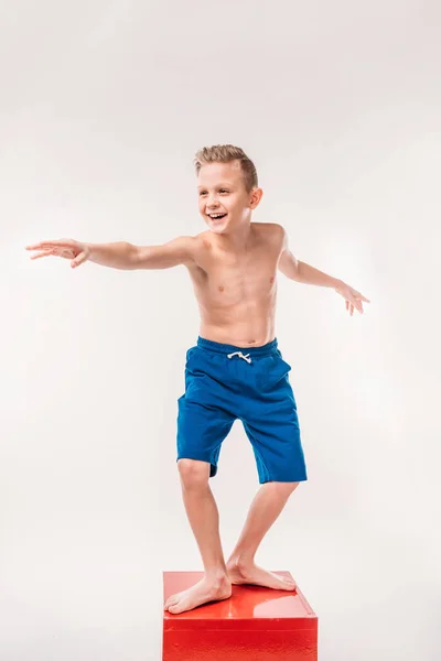 Взволнованный Мальчик Притворяющийся Серфером Изолирован Белом — стоковое фото