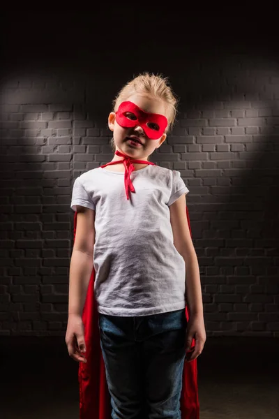 Παιδί Στο Κοστούμι Superhero Κόκκινη Μάσκα Και Μανδύα — Δωρεάν Φωτογραφία