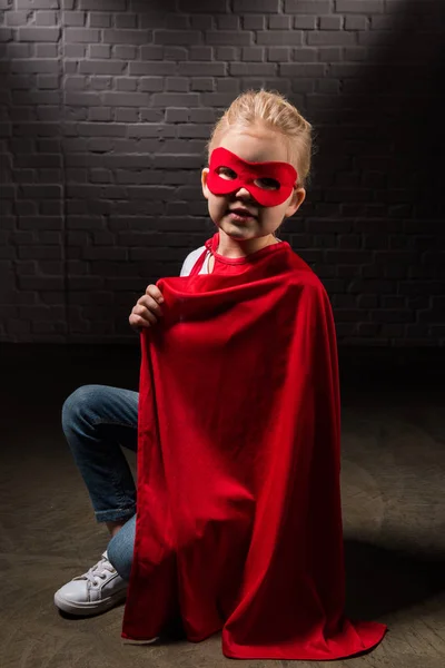 Hermosa Supergirl Máscara Roja Capa — Foto de Stock