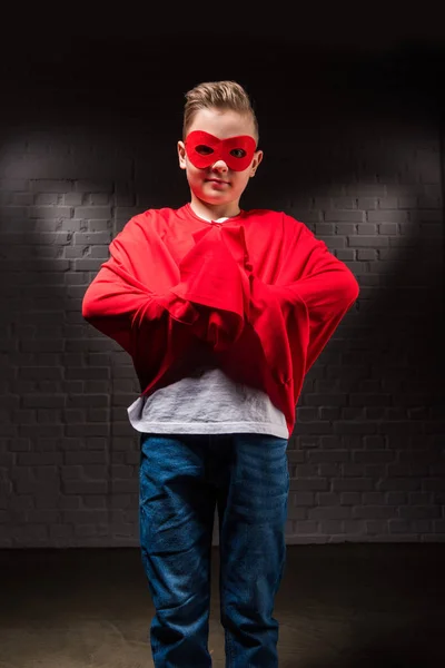 赤のマスクとマントで小さなスーパーマン  — 無料ストックフォト