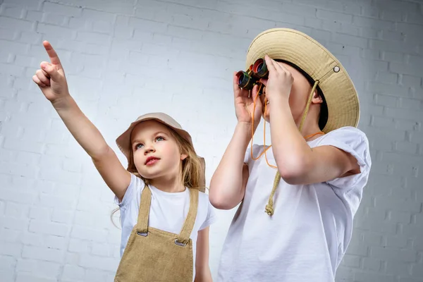 Kinder Safari Kostümen Und Hüten Zeigen Und Schauen Fernglas — Stockfoto