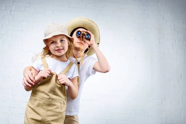 Siblings Safari Costumes Hugging Looking Binoculars — Stock Photo, Image